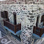 Plousiadi΄s Stone House *