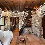 Plousiadi΄s Stone House *
