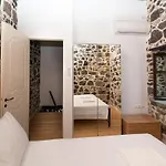 Plousiadi΄s Stone House *