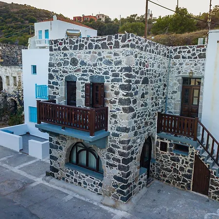 Plousiadi΄s Stone House *