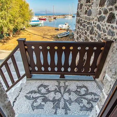 Plousiadi΄s Stone House