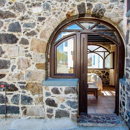 Plousiadi΄s Stone House * Skála