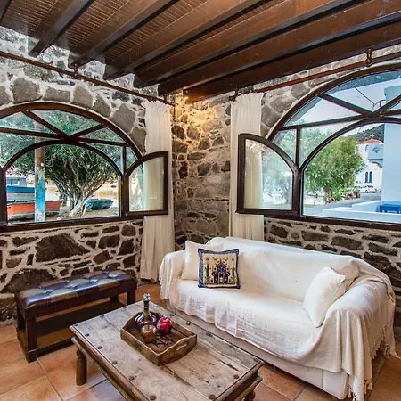 Plousiadi΄s Stone House Skála
