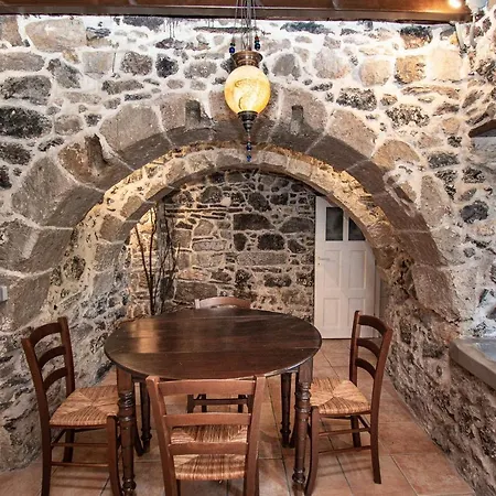 Plousiadi΄s Stone House *