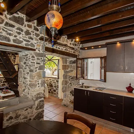 Plousiadi΄s Stone House Skála