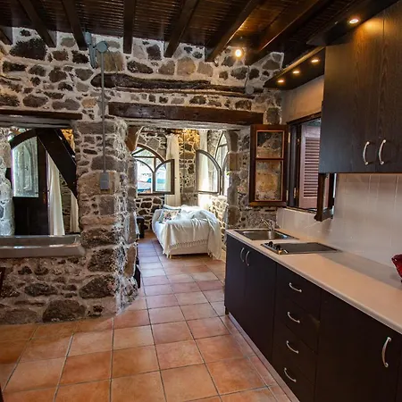 Plousiadi΄s Stone House Skála