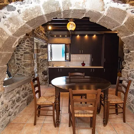 Plousiadi΄s Stone House * Skála