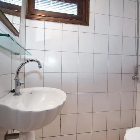 Plousiadi΄s Stone House