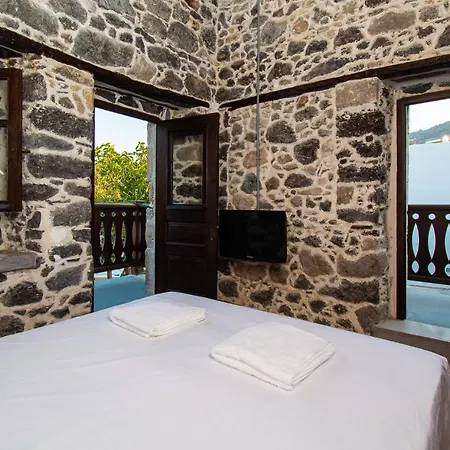 Plousiadi΄s Stone House * Skála