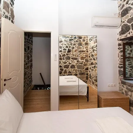Plousiadi΄s Stone House *